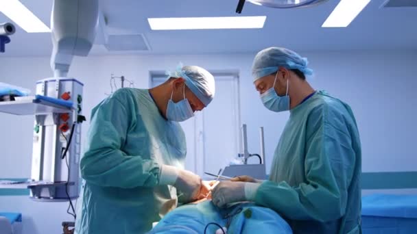 Dos Cirujanos Pie Ambos Lados Paciente Usando Herramientas Metálicas Médicos — Vídeo de stock