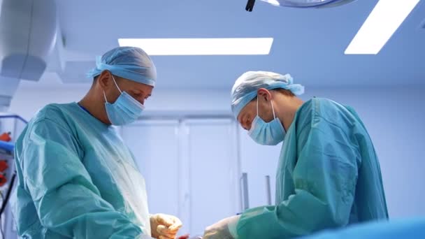 Een Paar Mannelijke Experts Plastische Chirurgie Gebogen Patiënt Chirurgen Werken — Stockvideo