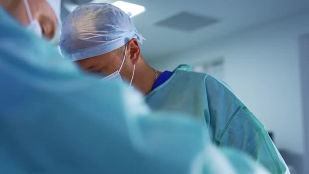 Два Взрослых Хирурга Мужчины Синей Форме Масках Операции Уверенные Опытные — стоковое видео