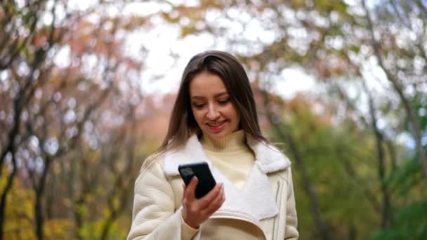 Schöne Lächelnde Kaukasische Dame Telefoniert Park Frau Schaut Aufs Handy — Stockvideo