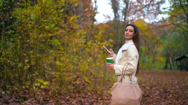 Krásná Bělošská Brunetka Kráčí Parkem Telefonem Taškou Papírovým Kelímkem Dáma — Stock video