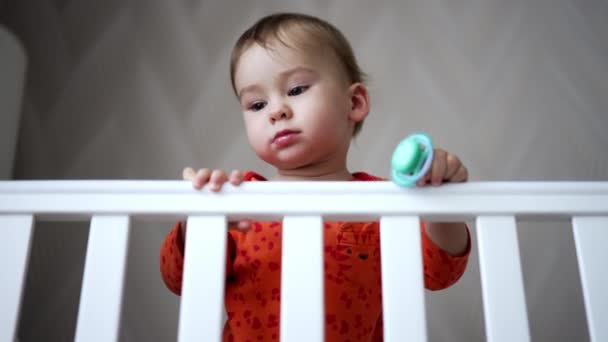 Schönes Baby Mit Süßen Dicken Wangen Das Kinderbett Steht Entzückender — Stockvideo