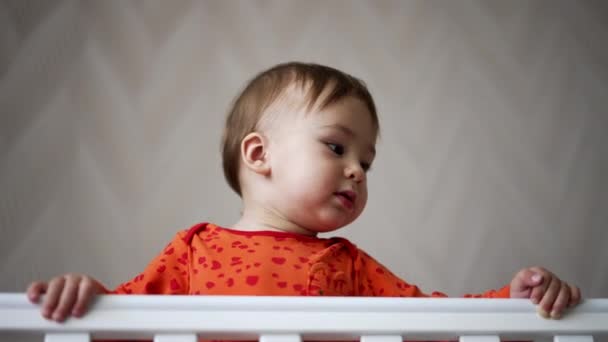 Ενεργός Χαριτωμένο Μωρό Άλμα Στέκεται Στο Κρεβάτι Του Καυκάσιο Νήπιο — Αρχείο Βίντεο