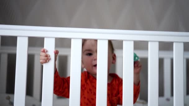 Süßes Lustiges Kleines Baby Das Einer Weißen Krippe Steht Lächelndes — Stockvideo