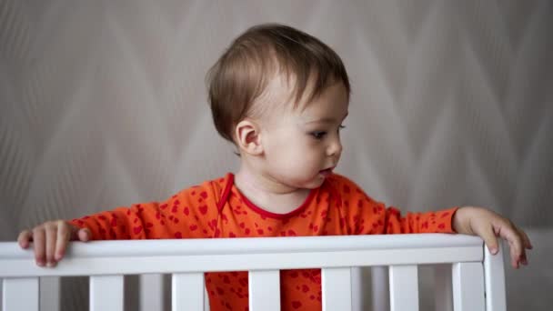 Caucasiano Bebê Ano Idade Sendo Ativo Berço Doce Garoto Olha — Vídeo de Stock