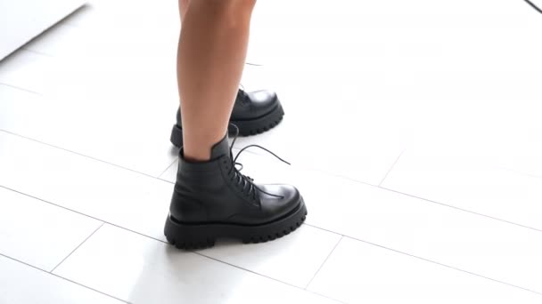 Модель Показывает Элегантные Черные Кожаные Сапоги Тракторной Подошвой Модная Обувная — стоковое видео