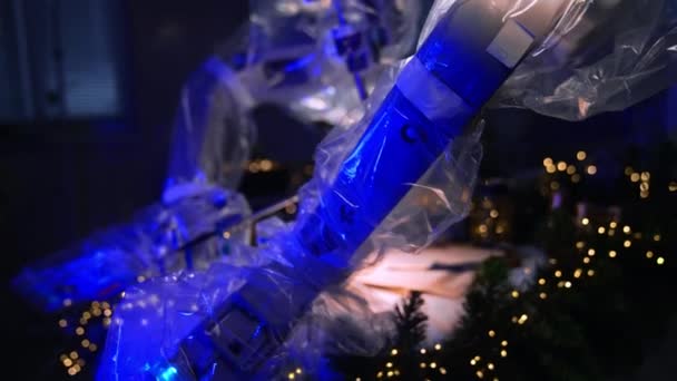 Ρομποτικοί Βραχίονες Φουτουριστικού Εξοπλισμού Κινούνται Αργά Στο Σκοτεινό Χειρουργείο Χριστουγεννιάτικη — Αρχείο Βίντεο