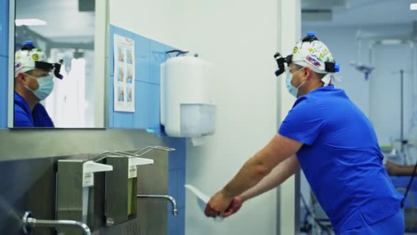 Férfi Sebész Szemüveggel Fején Készülődik Műtétre Orvos Alaposan Megmossa Kezét — Stock videók