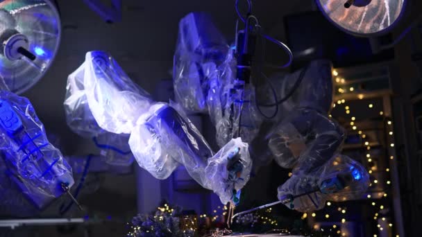 Bewegende Robothanden Bedekt Met Plastic Innovatieve Apparatuur Donkere Operatiekamer Met — Stockvideo