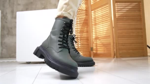 레이스와 트랙터 밑창으로 부츠의 스튜디오 카메라에 가까운 신발을 보여주는 청바지에 — 비디오