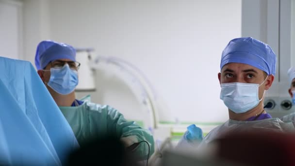 Chirurgo Capo Muovendo Lentamente Strumento Dispositivo Guardando Attentamente Sullo Schermo — Video Stock