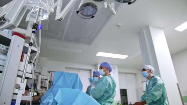 Lámpa Lóg Plafonról Modern Sebészeti Szobában Alacsony Látószögű Orvosok Csoportja — Stock videók