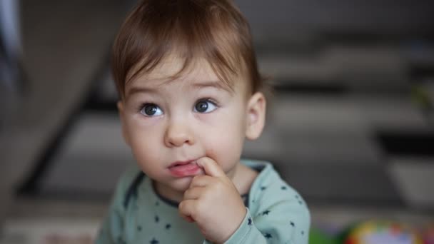 Indah Cute Bayi Laki Laki Cantik Melihat Dengan Tenang Kamera — Stok Video