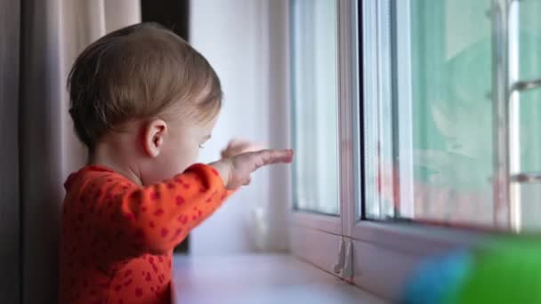 Güzel Küçük Bebek Neşeyle Pencere Eşiğine Vuruyor Sevimli Bebek Dikkatlice — Stok video
