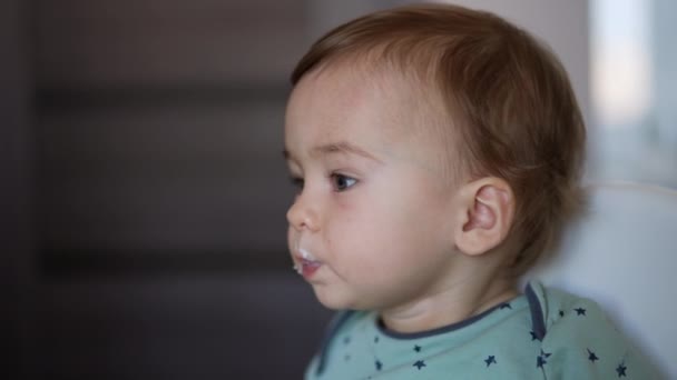Copilul Drăguț Mănâncă Din Lingură Portretul Unui Copil Stând Liniștit — Videoclip de stoc
