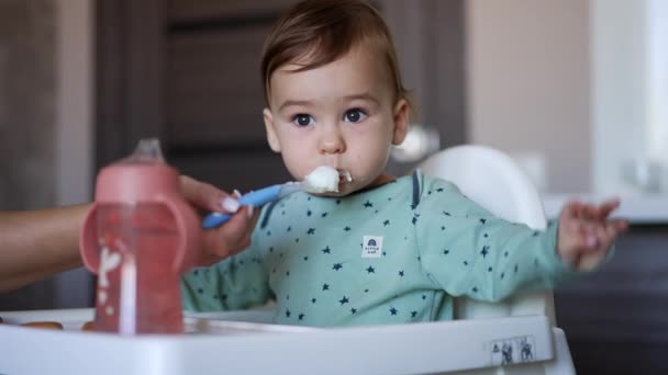 Copil Caucazian Drăguț Cămașă Albastră Așezată Masa Hrănire Mama Terci — Videoclip de stoc