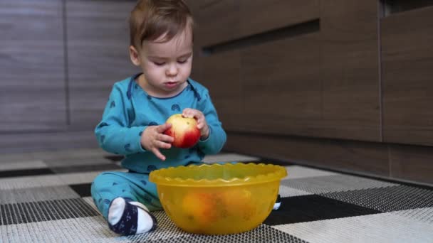 Bayi Yang Cantik Duduk Lantai Dengan Mangkuk Kuning Depannya Anak — Stok Video