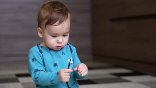 Kleine Süße Baby Konzentrierte Sich Auf Die Schnur Seinen Händen — Stockvideo