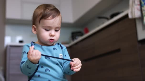 Der Ruhige Friedliche Junge Spielt Mit Einer Schnur Niedliches Kleinkind — Stockvideo