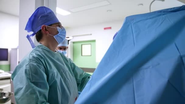 Soustředěný Chirurg Dívá Monitor Operačním Sále Dirigování Lékaře Moderním Operačním — Stock video