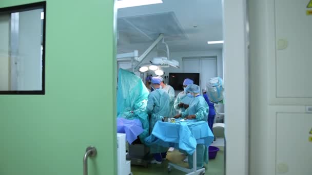 現代手術室のドアには 医療関係者がいます ビッグチームによる外科手術 手術室から出る医師の1人 — ストック動画