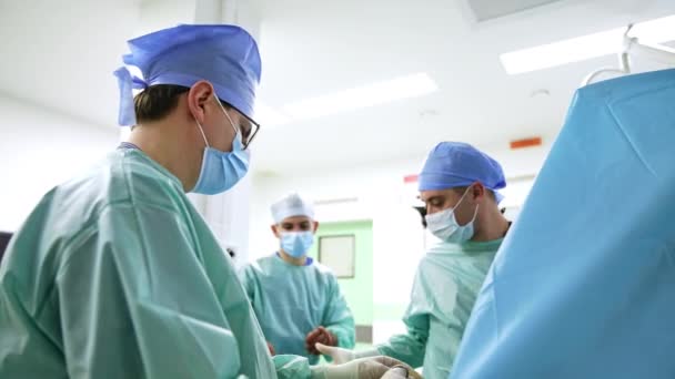 Chefchirurg Wartet Auf Die Hilfe Der Krankenschwester Arzt Näht Mit — Stockvideo