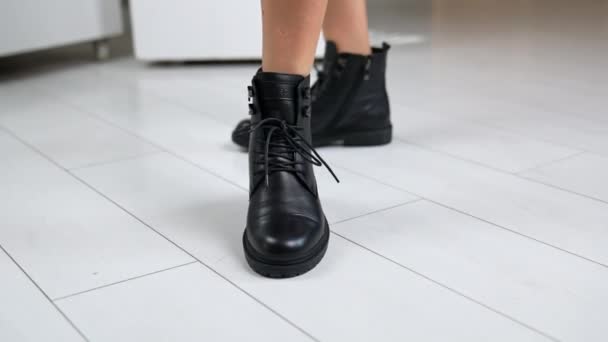 Model Gołymi Nogami Demonstrujący Niskie Czarne Skórzane Buty Sznurówkami Kobieta — Wideo stockowe