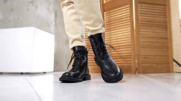 Mujer Jeans Ligeros Presenta Calzado Negro Con Cordones Las Botas — Vídeos de Stock