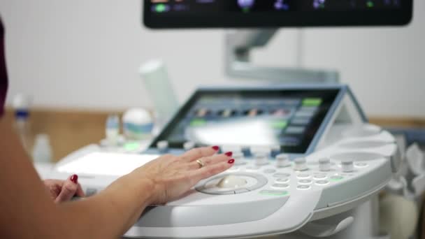 Női Orvos Szonográfus Végez Ultrahang Diagnosztika Szakember Nézi Képernyőn Egy — Stock videók