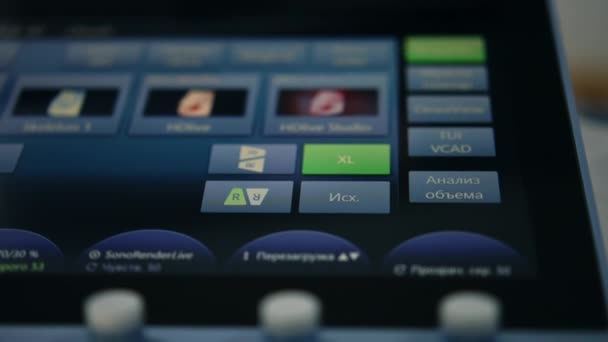超声波诊断设备触摸屏上的按钮 靠近点诊疗所超声机键盘 — 图库视频影像