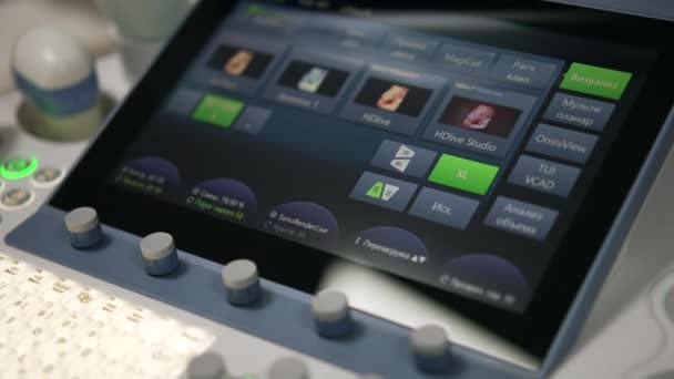 声像仪上的传感器屏幕和键盘 靠近点医院的现代超声诊断设备 — 图库视频影像