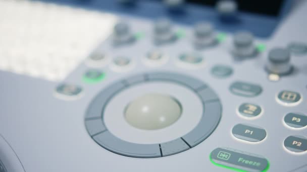 現代医療機器のキーボード上のラウンド回転ボタン 超音波診断のための機械を管理する多数のボタン — ストック動画
