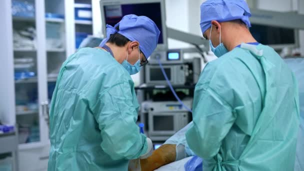Dos Doctores Espaldas Cámara Sobre Paciente Mesa Operaciones Cirujano Inyección — Vídeo de stock