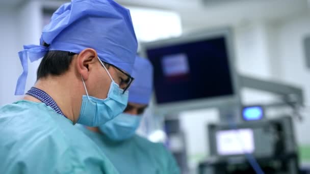 Chirurg Masce Patrząc Uważnie Portret Lekarza Specjalisty Zajmującego Się Pracą — Wideo stockowe