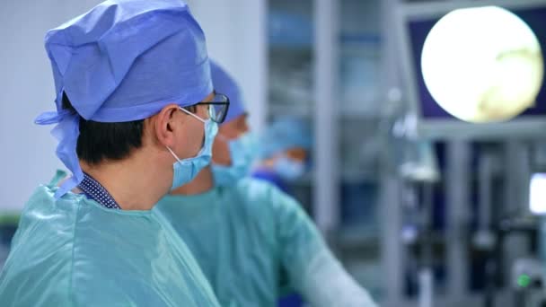 Chefchirurg Schaut Aufmerksam Auf Den Monitor Operationssaal Arzt Benutzt Instrument — Stockvideo