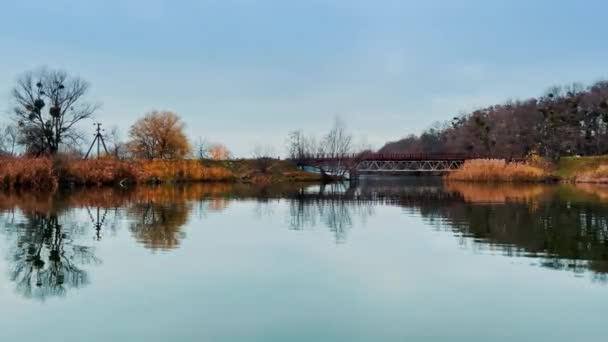Brzegi Rzeki Połączone Metalowym Mostem Jasny Jesienny Dzień Przyrodzie Który — Wideo stockowe