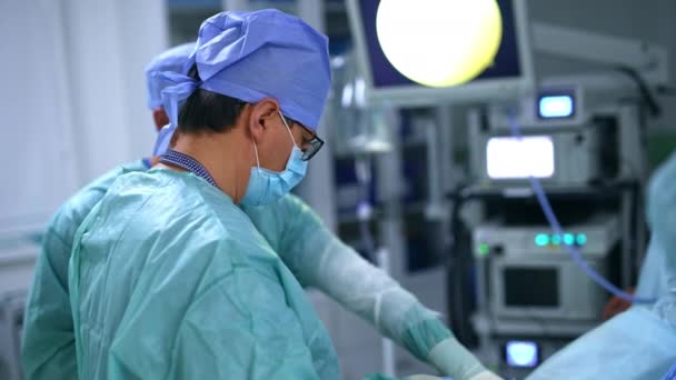 Visão Traseira Médico Adulto Trabalhando Sala Cirurgia Cirurgião Aplica Ferramenta — Vídeo de Stock