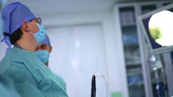 Cirujano Muy Enfocado Máscara Mirando Atentamente Monitor Retrato Profesional Médico — Vídeo de stock