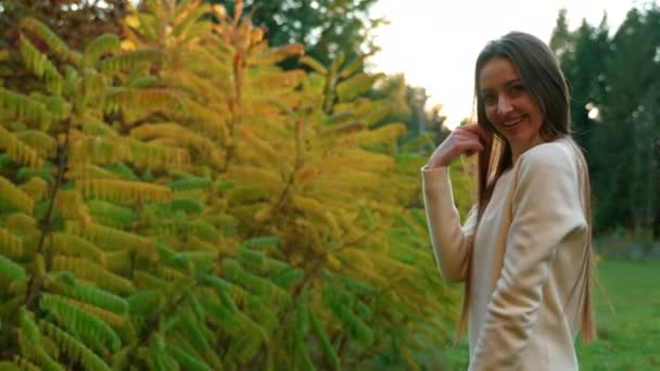 Еластична Темноволоса Молода Жінка Позує Перед Камерою Леді Посміхаючись Щасливо — стокове відео