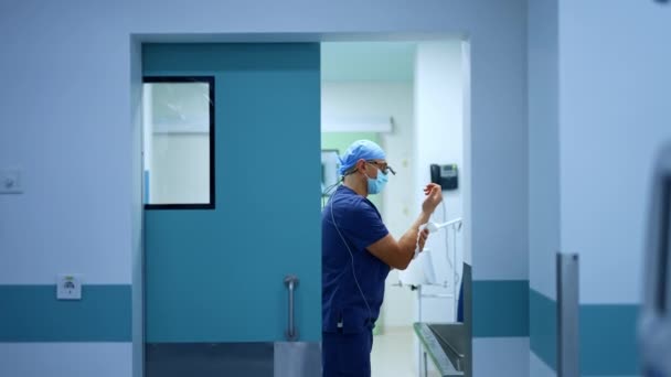 Cirujano Masculino Limpiándose Las Manos Con Servilleta Después Lavarse Doctor — Vídeos de Stock