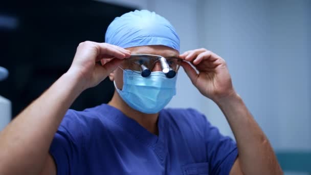 Neurokirurg Monterar Tekniska Apparatglasögon Ansiktet Manlig Läkare Gör Sig Redo — Stockvideo