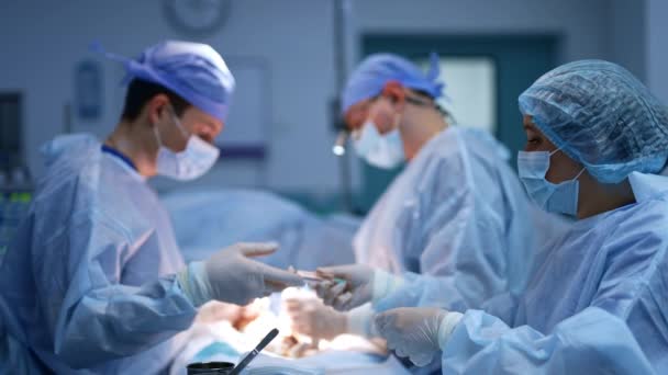 Nővér Átadja Fecskendőt Műtét Közben Orvosnak Fősebész Szemüveggel Fején Elektromos — Stock videók