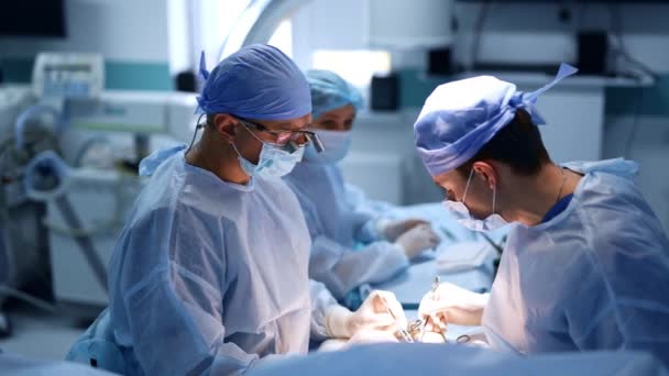 Neurocirurgiões Colaboradores Trabalhar Operação Enfermeira Ajudar Médicos Cenário Desfocado — Vídeo de Stock