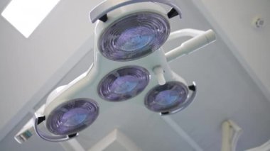 Çağdaş ameliyathanenin tavanındaki lambaları söndürdüm. Hastanedeki aydınlatma ekipmanlarına düşük açılı görüş.