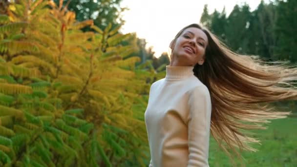 Açık Havada Beyaz Sıcak Süveter Giyen Mutlu Güzel Kadın Kameraya — Stok video