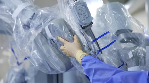 Hand Hand Latex Handschuhen Und Blauer Uniform Zieht Der Roboterarm — Stockvideo