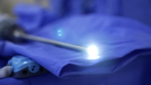 Het Licht Ging Aan Bovenkant Van Het Medische Chirurgische Instrument — Stockvideo