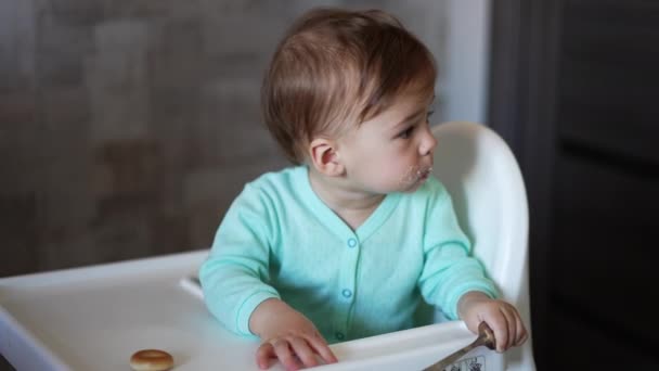 Прекрасна Маленька Дитина Сидить Кріслі Повним Ротом Їжі Милий Малюк — стокове відео