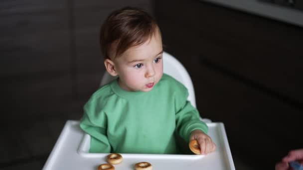 Cuidar Mamá Alimentando Bebé Sentado Silla Niño Encantador Tiene Panecillos — Vídeos de Stock