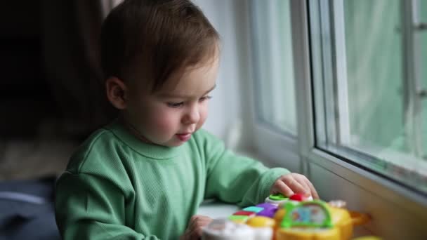 Urocze Dziecko Stojące Parapecie Zabawką Przed Sobą Cute Baby Wciskając — Wideo stockowe